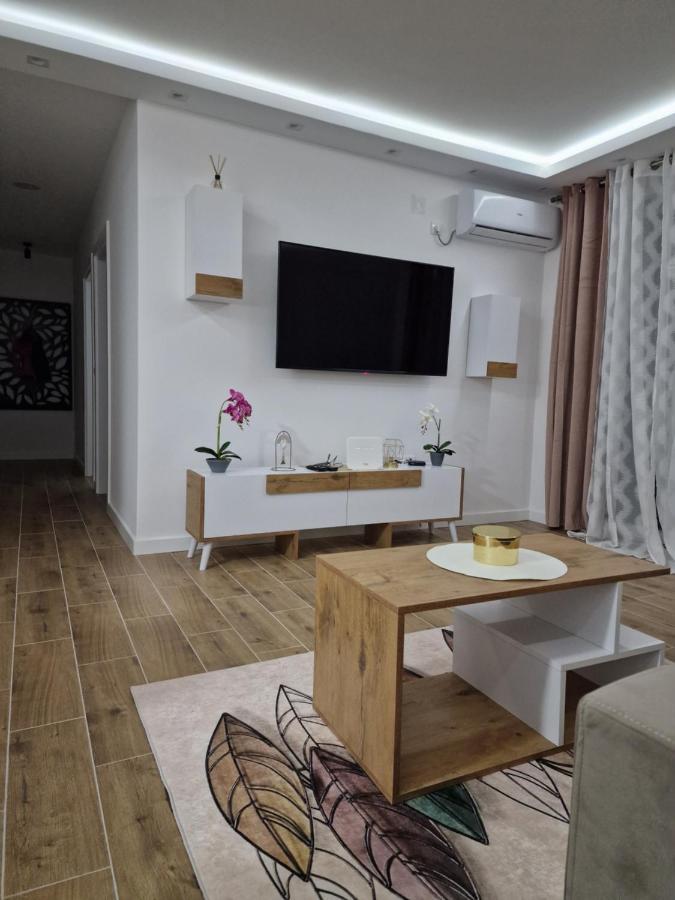 Centar Lux Appartement Nova Pazova Buitenkant foto